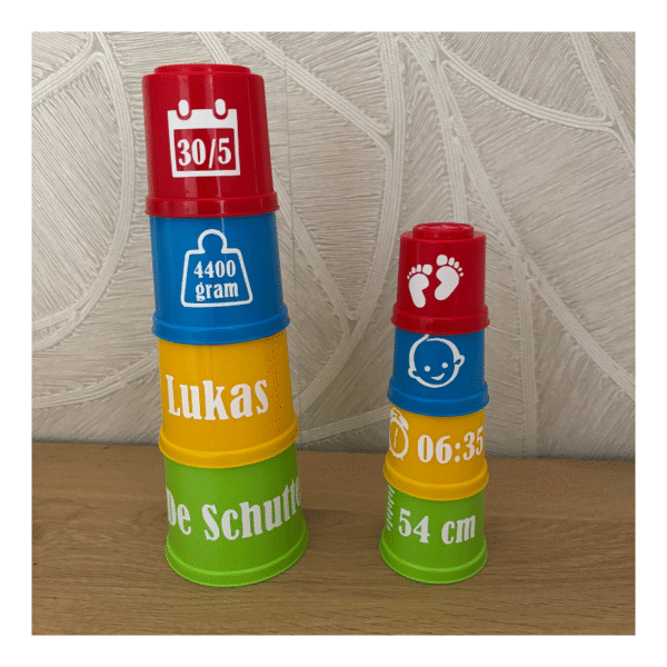 origineel kraamcadeautje, stapelbekers met naam