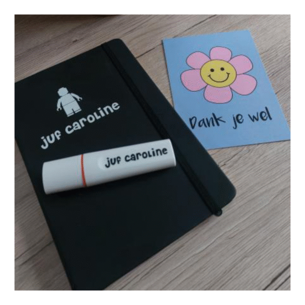 notitieboekje met naam, markeerstift met naam