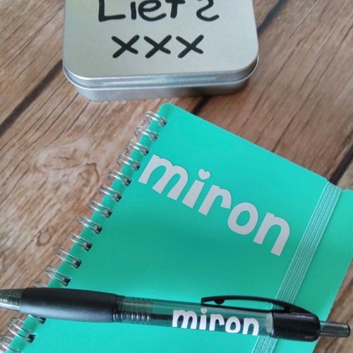 Notitieboekje en pen met naam