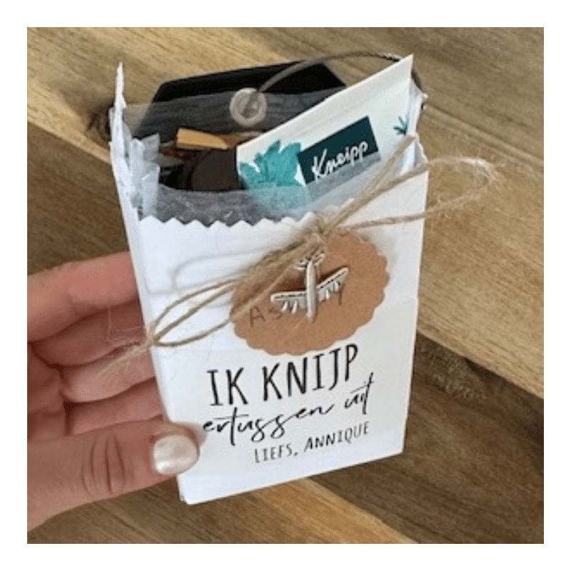 Een afscheidstraktatie met een sticker met de tekst Ik knijp ertussen uit