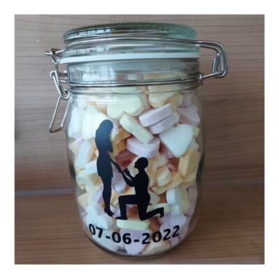 Glazen pot met namen en verlovingsdatum als cadeau voor verloving