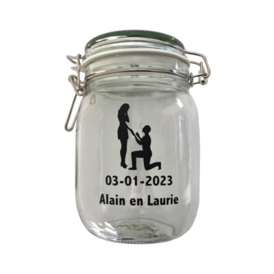 Glazen pot met namen en verlovingsdatum als cadeau voor verloving