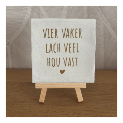 Keramieken tegeltje met tekst ‘Vier vaker, lach veel, hou vast