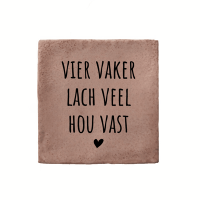 Keramieken tegeltje met tekst ‘Vier vaker, lach veel, hou vast