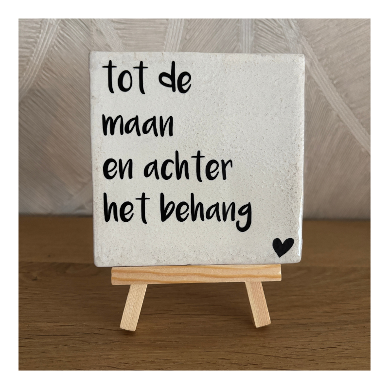 Tegeltje met tekst ‘Tot de maan en achter het behang’, leuk als decoratie of cadeau