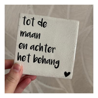 Tegeltje met tekst ‘Tot de maan en achter het behang’, leuk als decoratie of cadeau