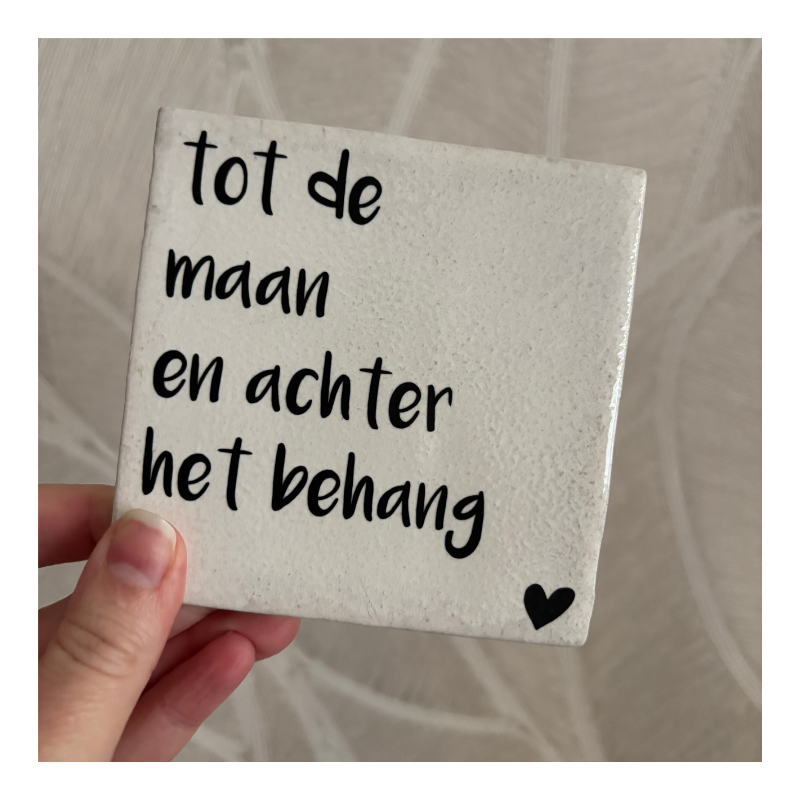 Tegeltje met tekst ‘Tot de maan en achter het behang’, leuk als decoratie of cadeau