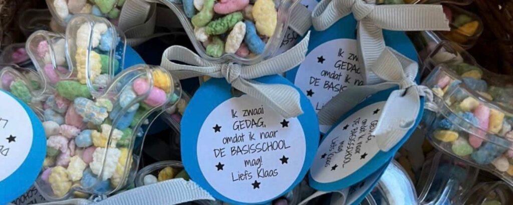Traktatie met de tekst ‘Ik zwaai gedag omdat ik naar de basisschool mag’, leuk om uit te delen