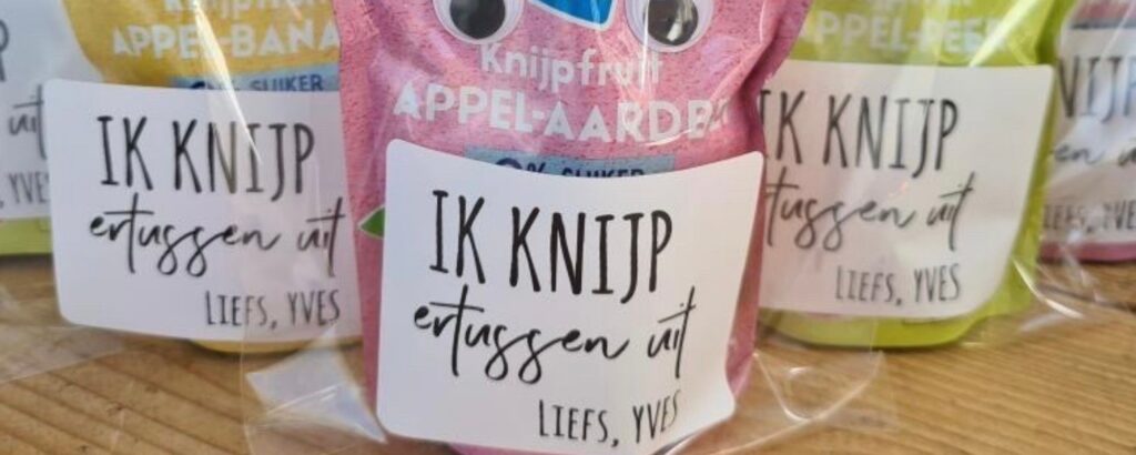Sticker met de tekst ‘Ik knijp ertussen uit’, leuk om te gebruiken bij het maken van je traktatie.